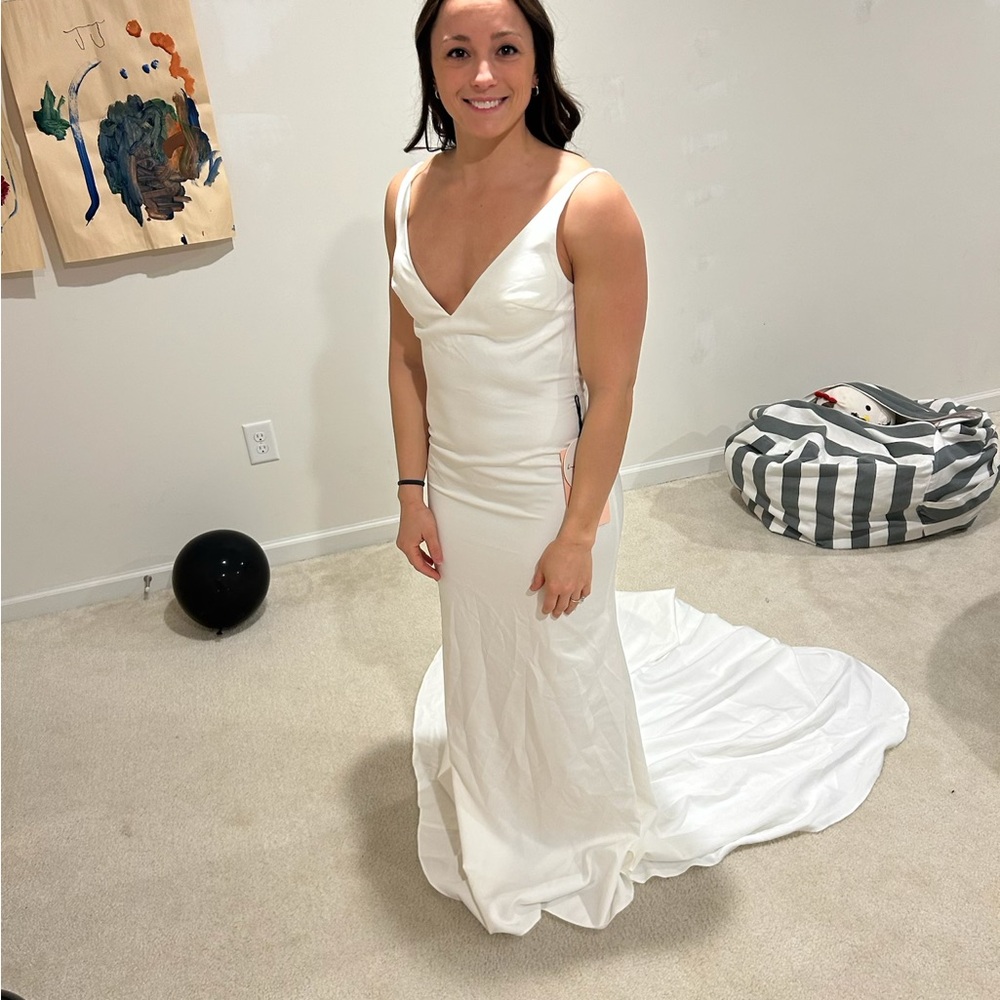 Elegant White Sleeveless Dress - Picture 3 of 7